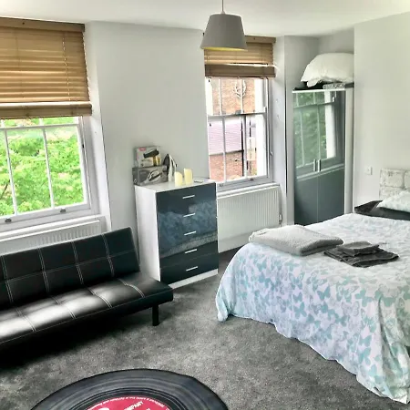 Camden Guest House Double Bedroom With Super Large King Bed